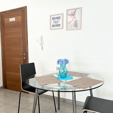Sun Julz Apartments On The Beach Paphos Ngoại thất bức ảnh