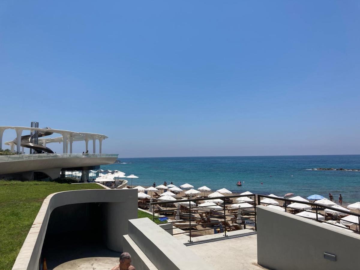 Sun Julz Apartments On The Beach Paphos Ngoại thất bức ảnh