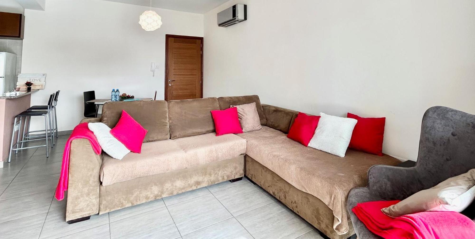 Sun Julz Apartments On The Beach Paphos Ngoại thất bức ảnh
