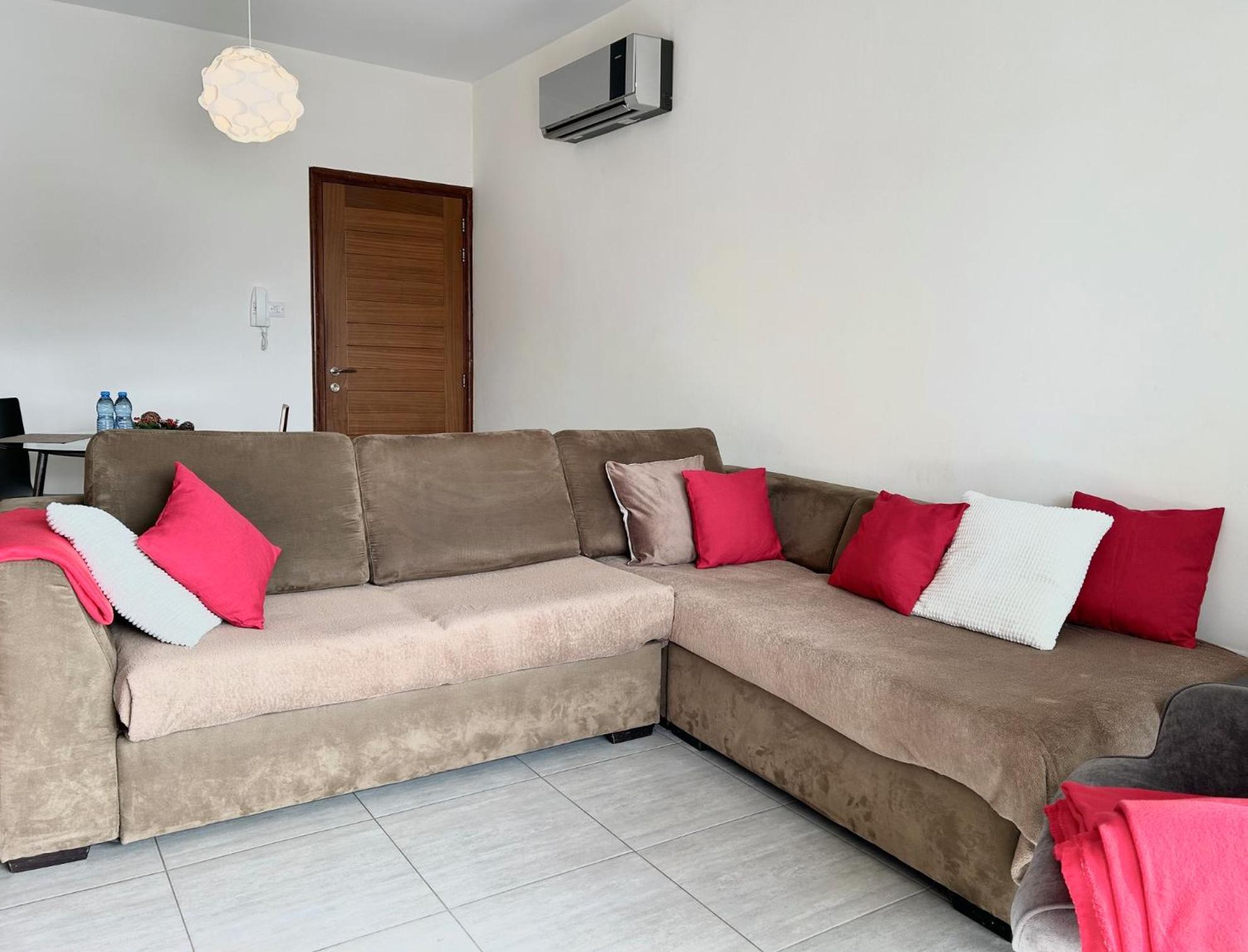 Sun Julz Apartments On The Beach Paphos Ngoại thất bức ảnh