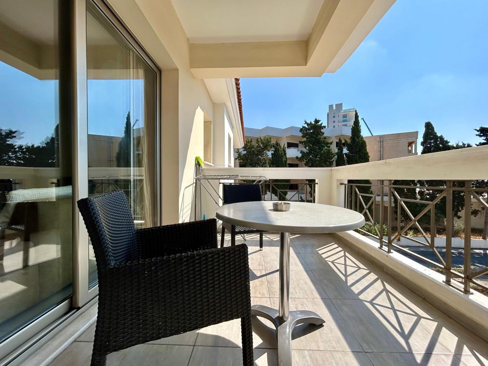 Sun Julz Apartments On The Beach Paphos Ngoại thất bức ảnh