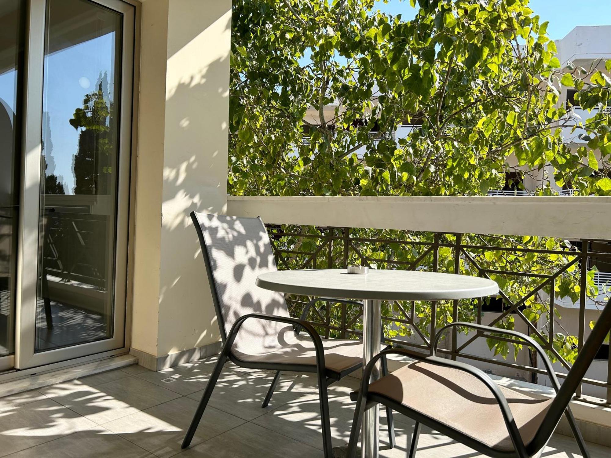 Sun Julz Apartments On The Beach Paphos Ngoại thất bức ảnh
