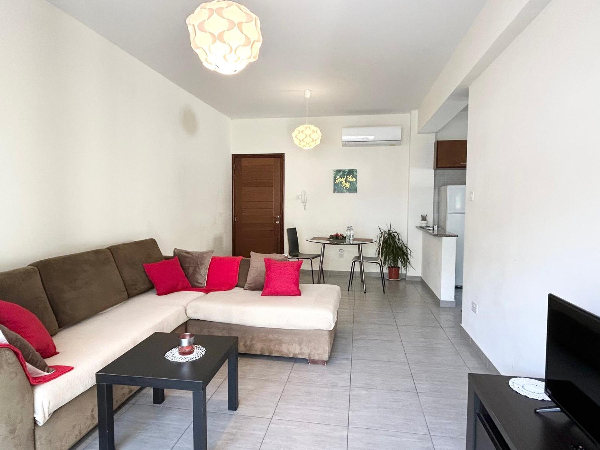 Sun Julz Apartments On The Beach Paphos Ngoại thất bức ảnh