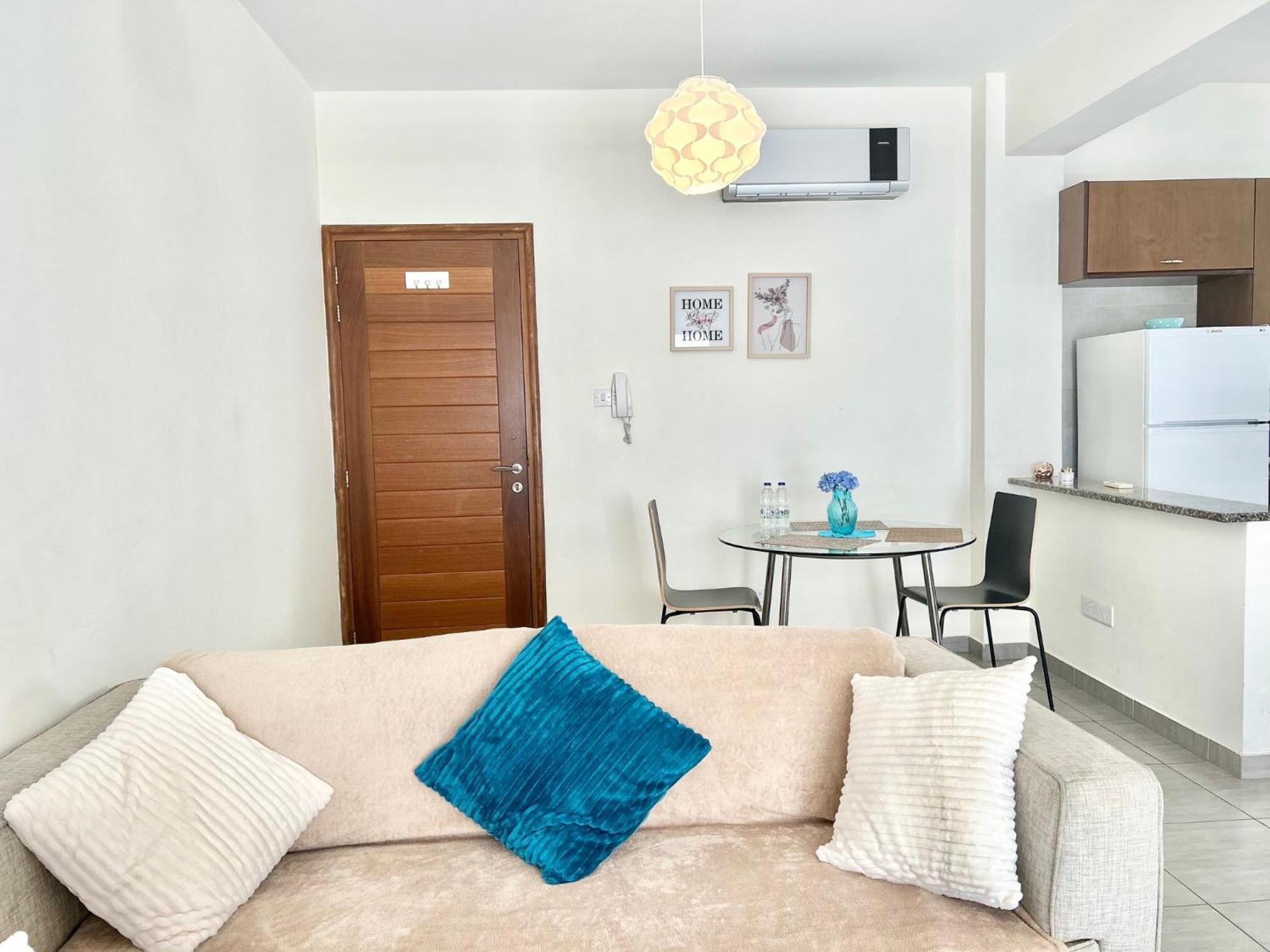 Sun Julz Apartments On The Beach Paphos Ngoại thất bức ảnh
