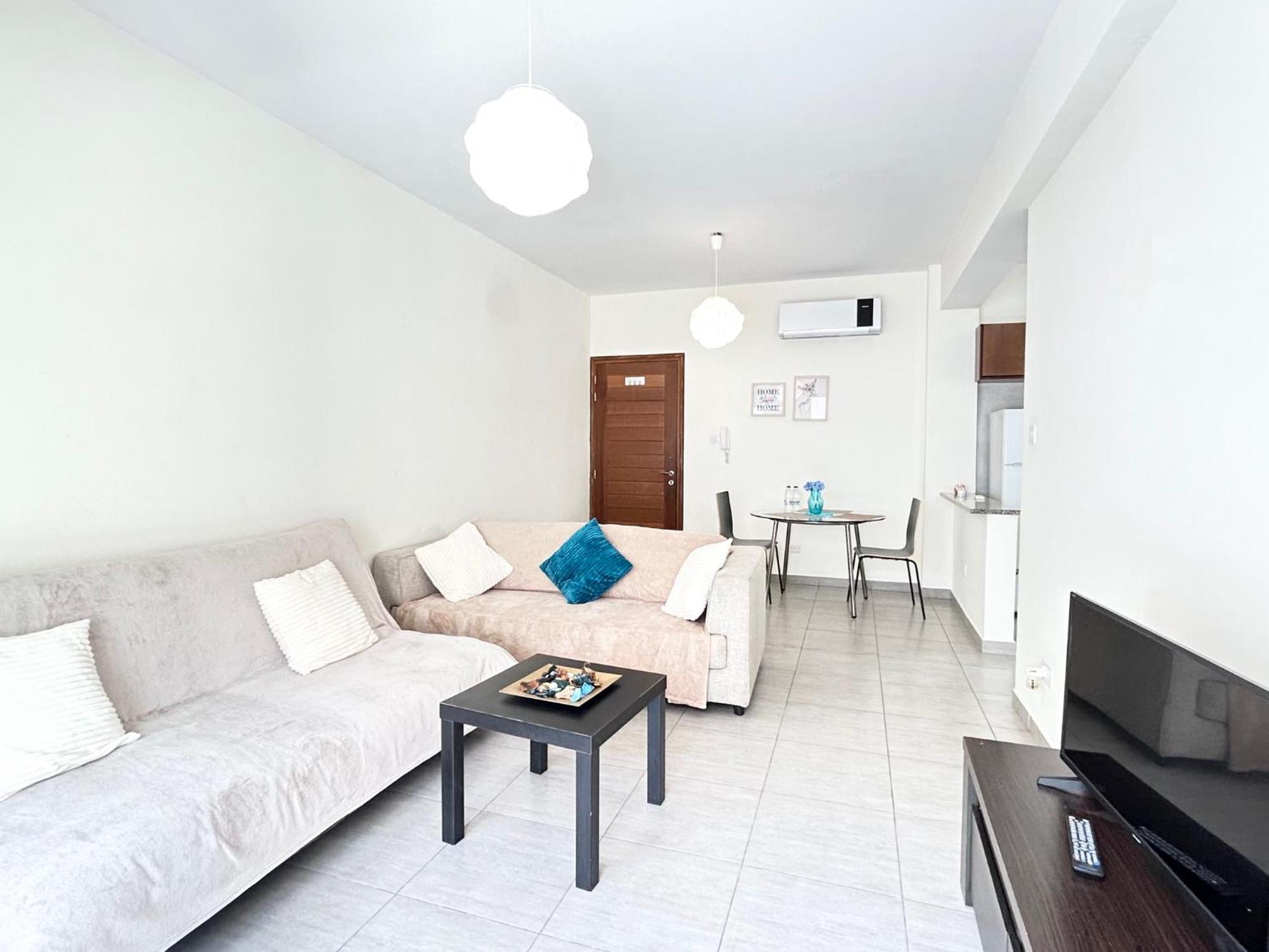 Sun Julz Apartments On The Beach Paphos Ngoại thất bức ảnh