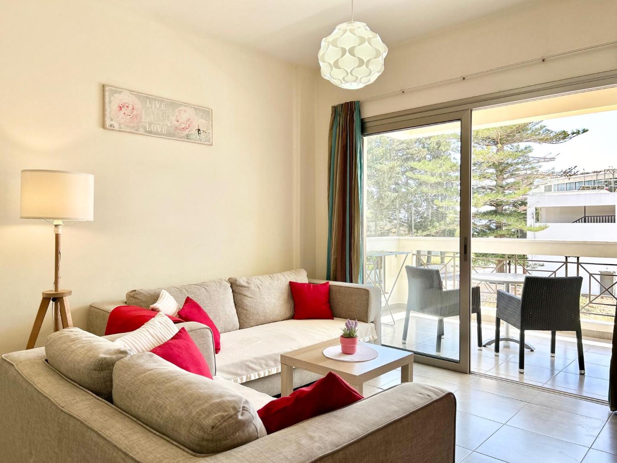 Sun Julz Apartments On The Beach Paphos Ngoại thất bức ảnh