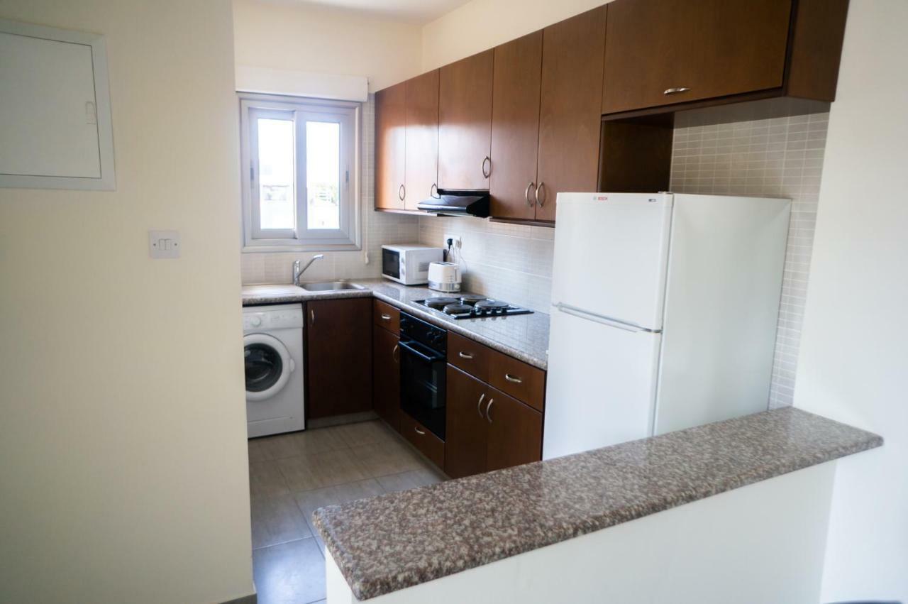 Sun Julz Apartments On The Beach Paphos Ngoại thất bức ảnh