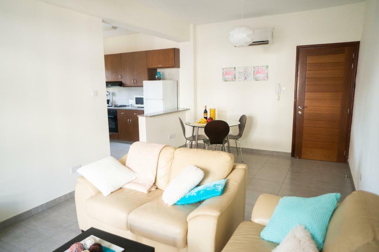 Sun Julz Apartments On The Beach Paphos Ngoại thất bức ảnh