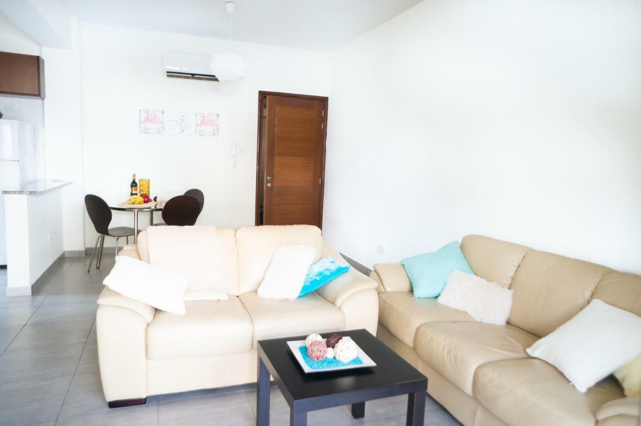 Sun Julz Apartments On The Beach Paphos Ngoại thất bức ảnh