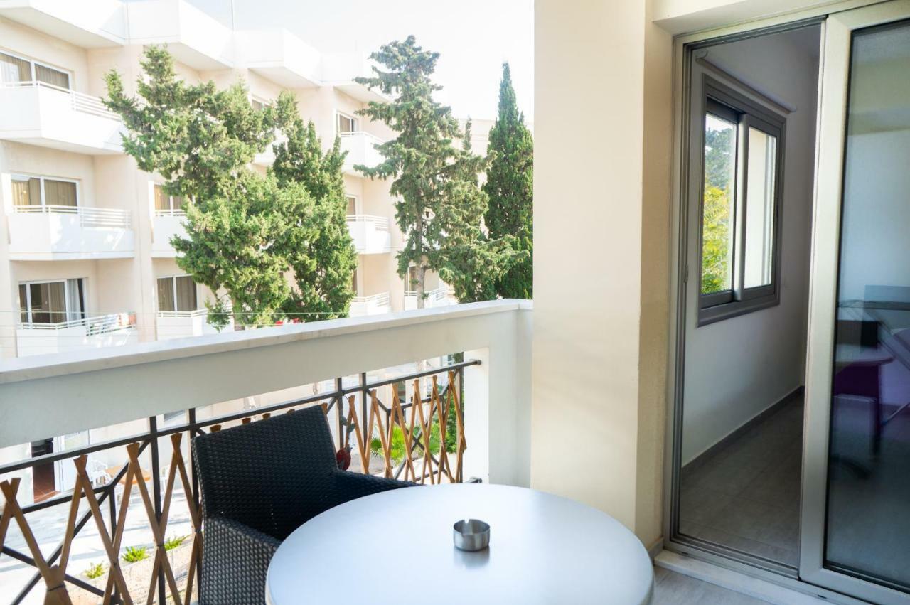 Sun Julz Apartments On The Beach Paphos Ngoại thất bức ảnh